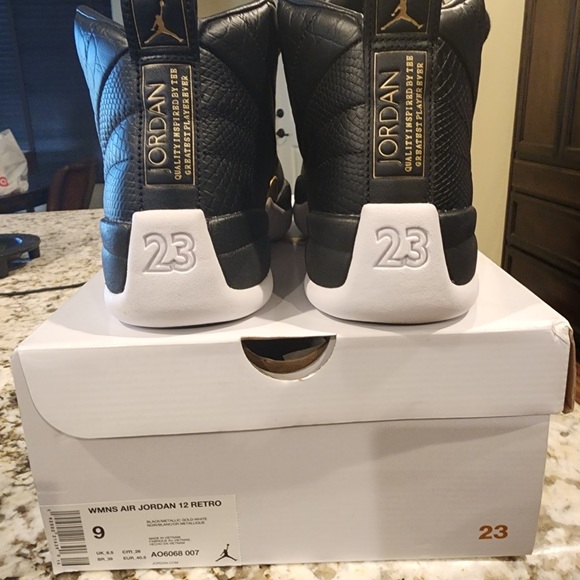 Woman’s air Jordan 12 retro reptile - Picture 4 of 4